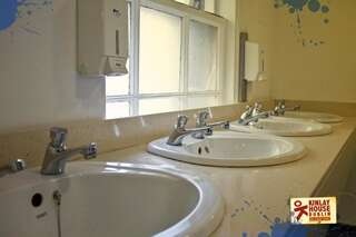 Хостелы Kinlay House Dublin Дублин Кровать в общем номере для мужчин и женщин с 6 кроватями и собственной ванной комнатой-6