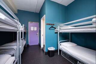 Хостелы Kinlay House Dublin Дублин Кровать в общем номере для мужчин и женщин с 6 кроватями и собственной ванной комнатой-1