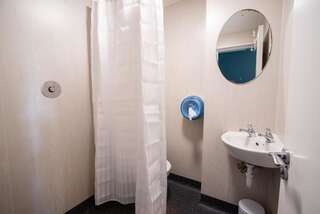 Хостелы Kinlay House Dublin Дублин Двухместный номер с 2 отдельными кроватями и собственной ванной комнатой-2
